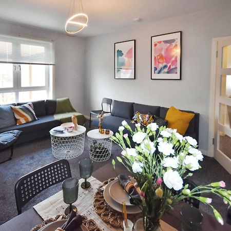 Glasgow Modern Style Home , Separate Entrance 外观 照片