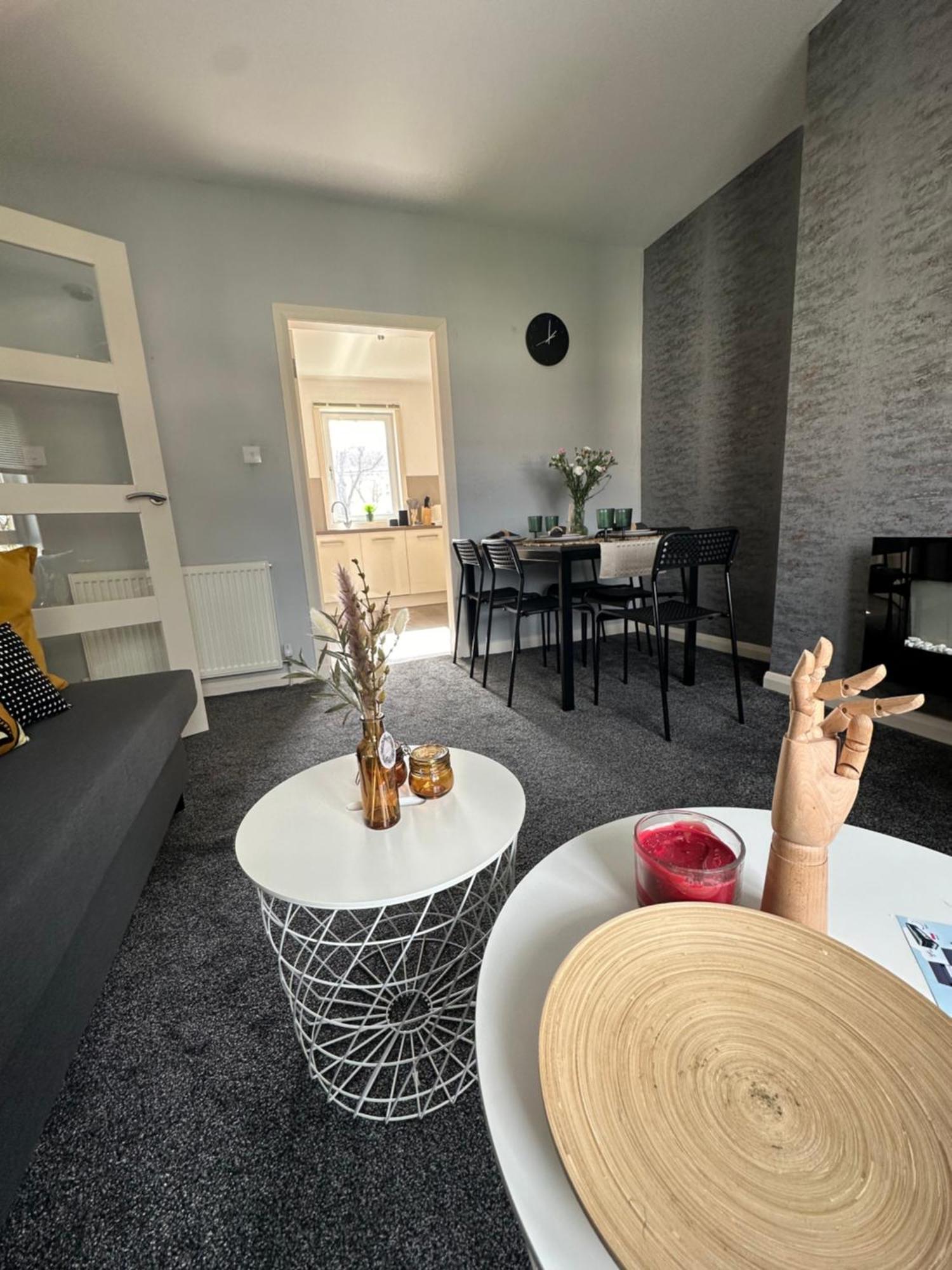 Glasgow Modern Style Home , Separate Entrance 外观 照片