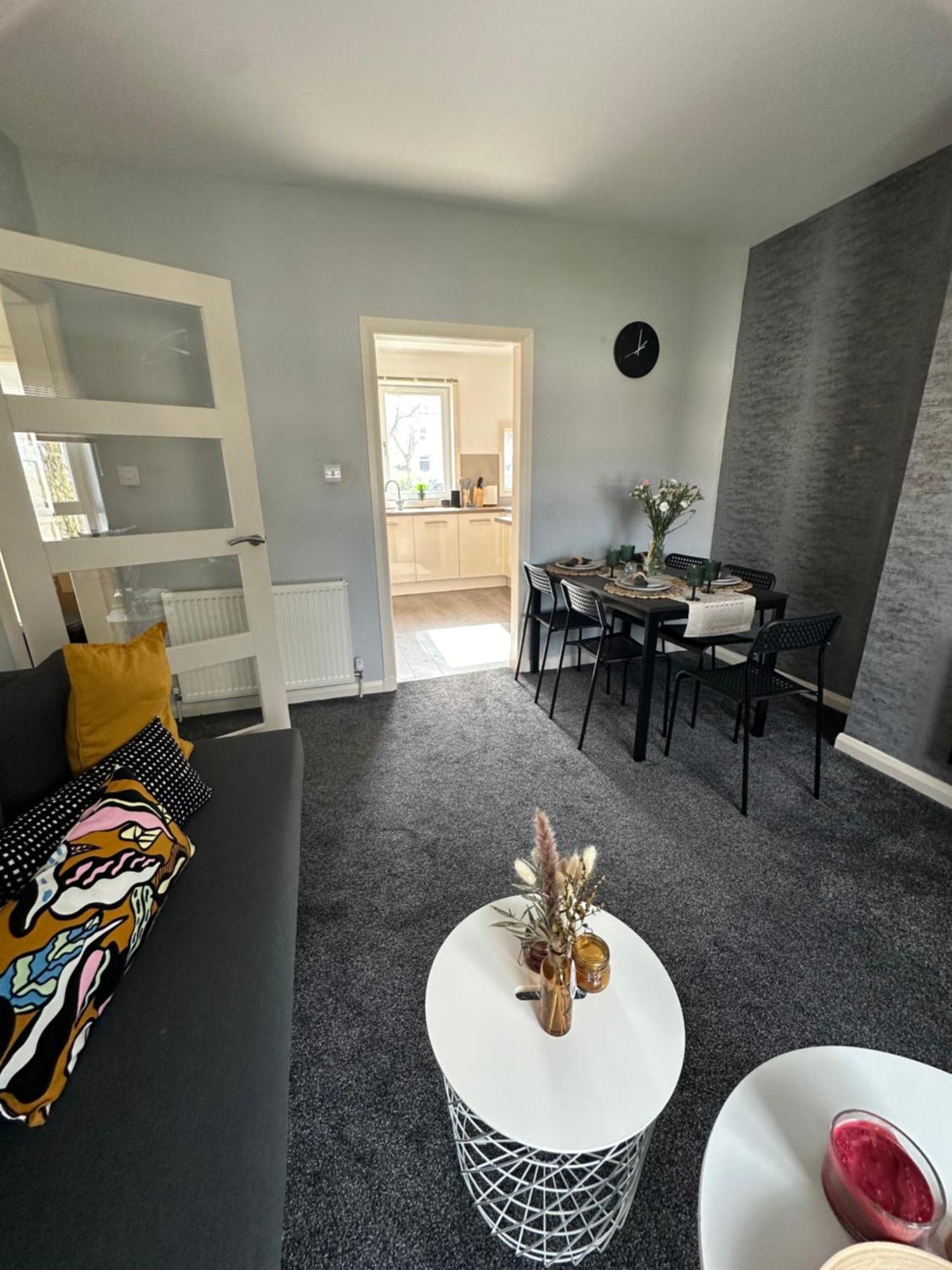 Glasgow Modern Style Home , Separate Entrance 外观 照片