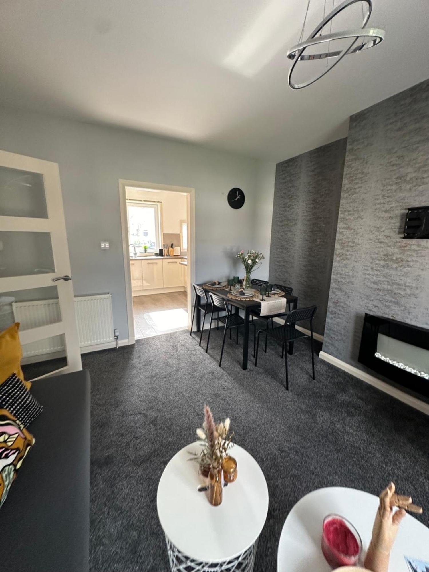 Glasgow Modern Style Home , Separate Entrance 外观 照片