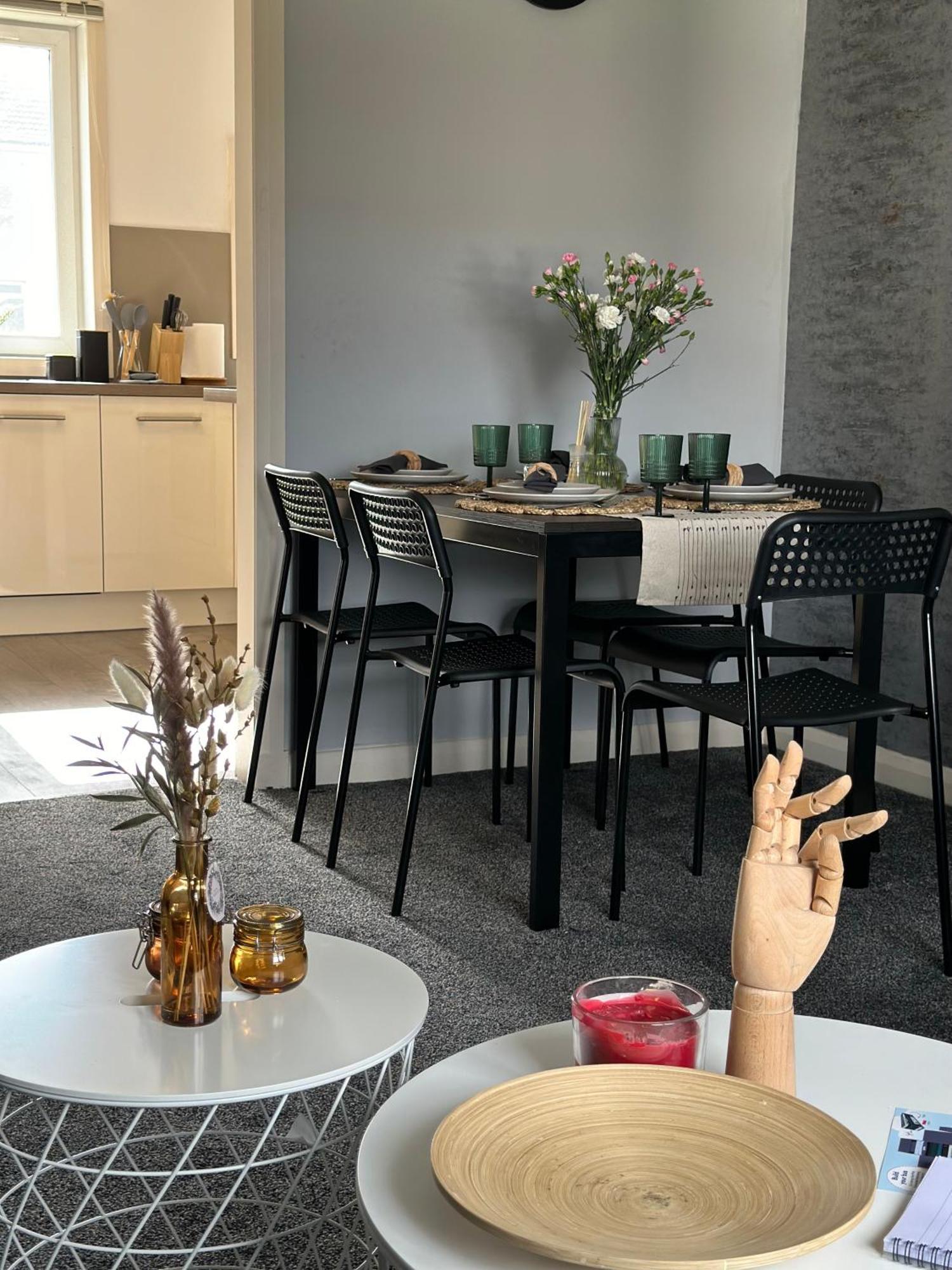 Glasgow Modern Style Home , Separate Entrance 外观 照片