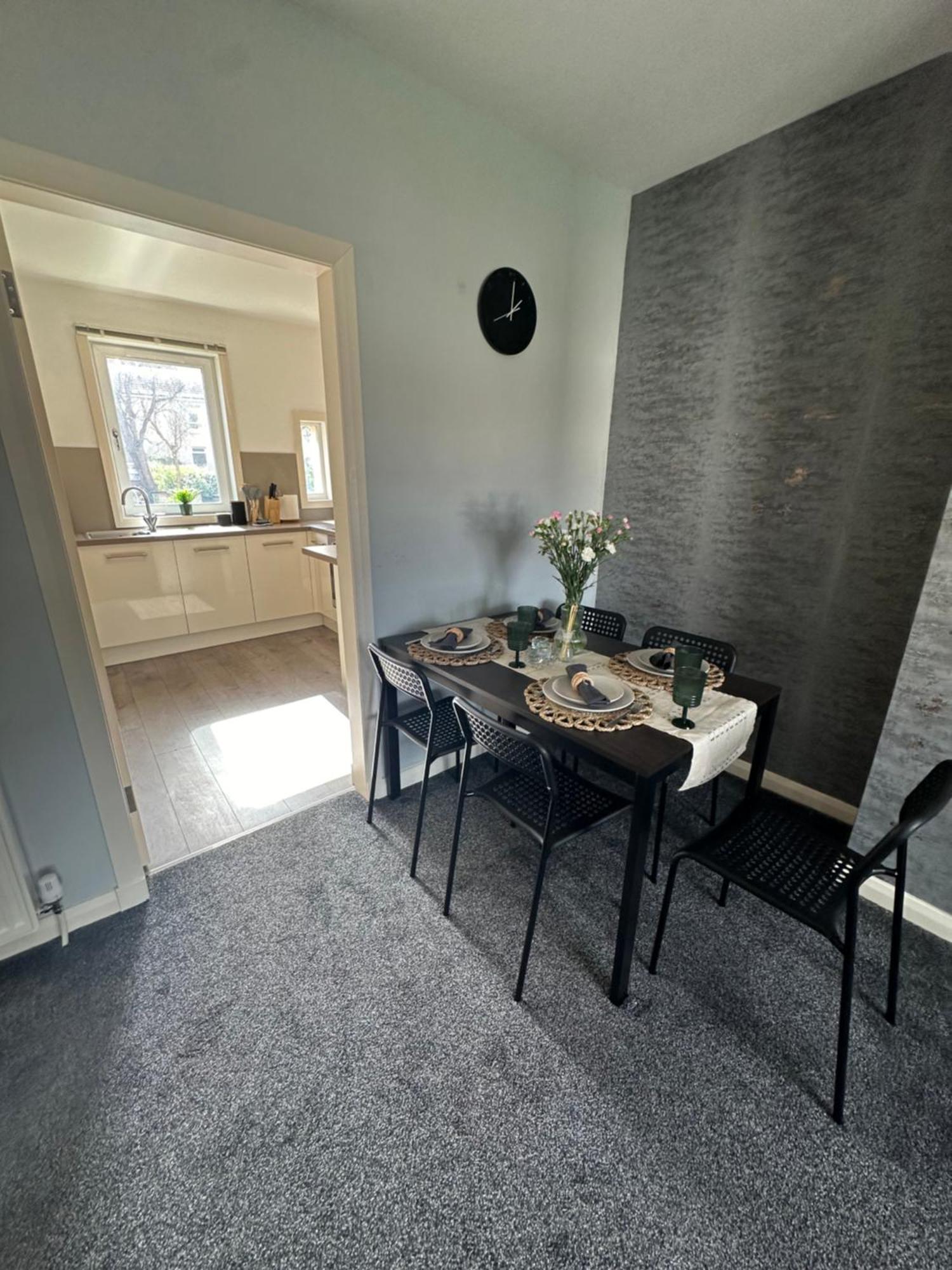 Glasgow Modern Style Home , Separate Entrance 外观 照片