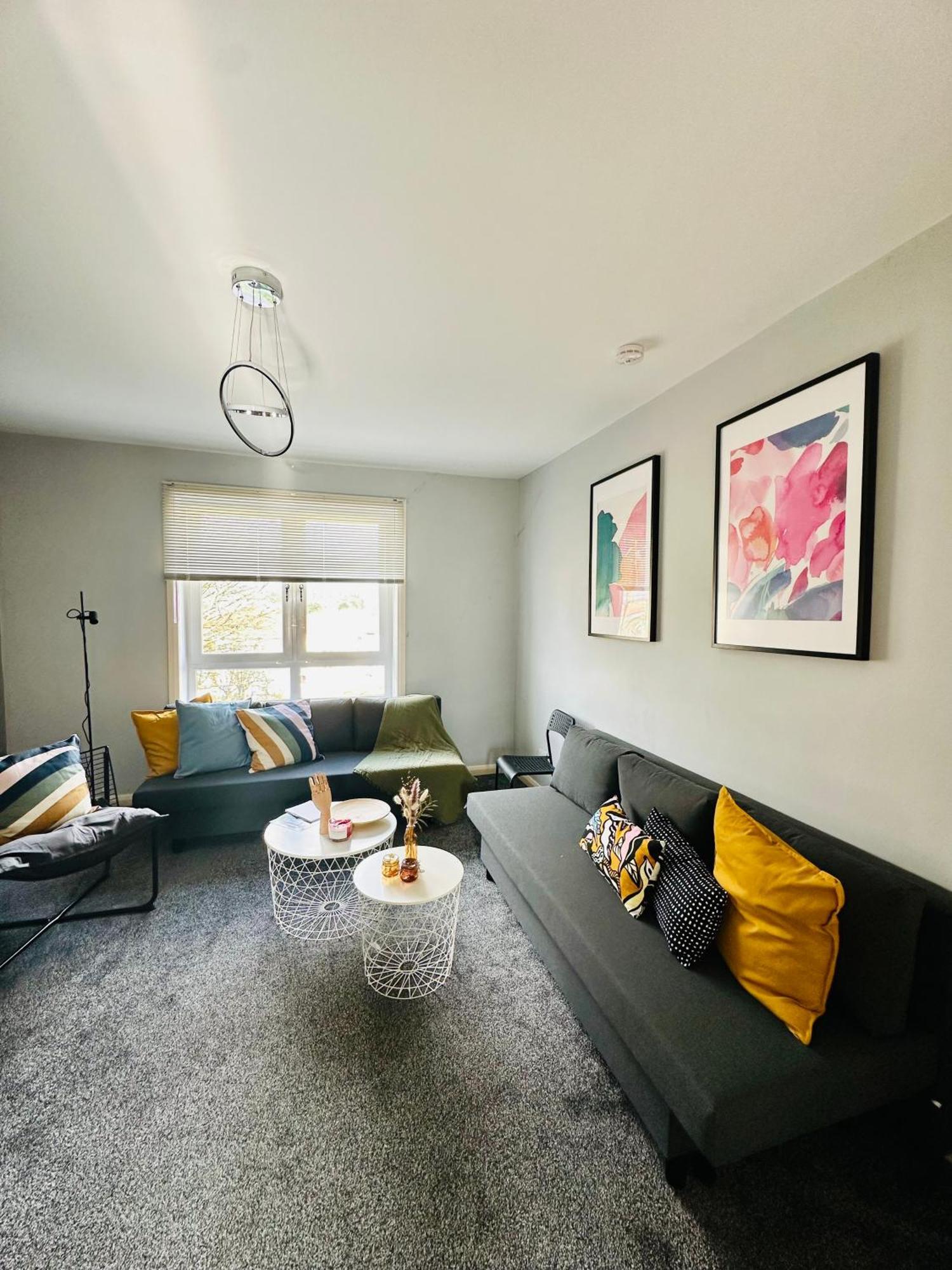 Glasgow Modern Style Home , Separate Entrance 外观 照片