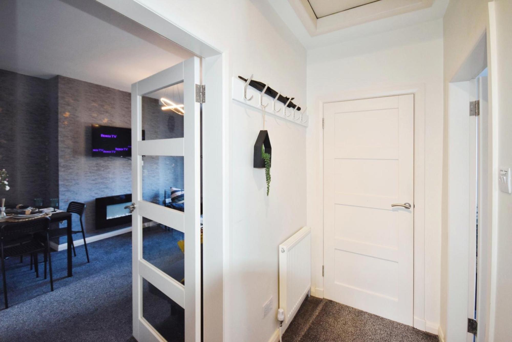 Glasgow Modern Style Home , Separate Entrance 外观 照片