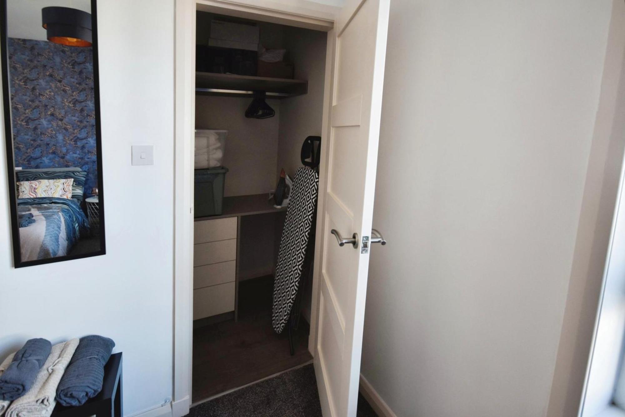 Glasgow Modern Style Home , Separate Entrance 外观 照片